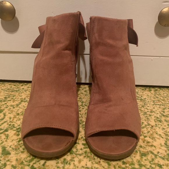 Light pink boot type of heels w bow in back - Picture 2 of 4